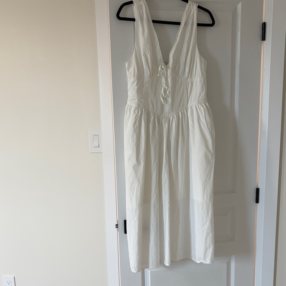 Sleeveless White V-Neck Midi Dress with Tie-Front Detail